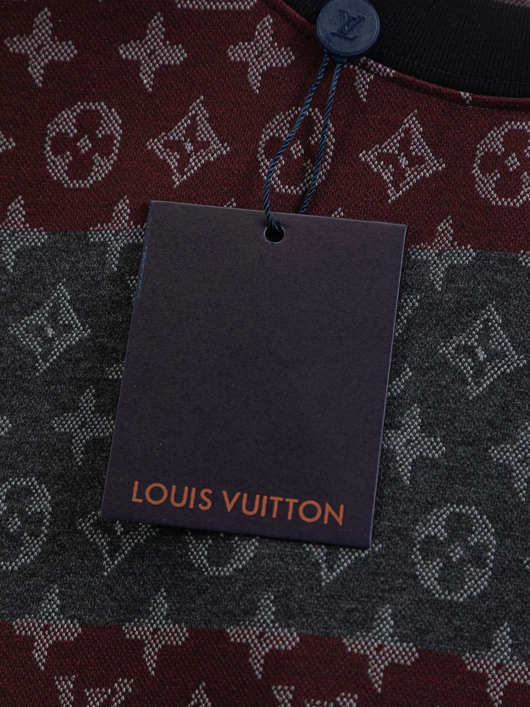 🅿️200 Louis Vuitton 1V LV lv slightly wide version S-XL LV 26ss new products are available at counters simultaneously. Multiple craftsmanship. Contrast color jacquard large stripes all over the body 🪡 embroidery. Round neck short-sleeved T-shirt, same style for men and women! Consigned to one-to-one creation. Synchronized with the official website, pure cotton fabrics at the counter! It is close to the skin and comfortable, durable and easy to wear. It has a classic and simple logo design and meticulous original craftsmanship. Short-sleeves, a must-have item for men, do not appear to be the same for the general public, but must be unique and eye-catching. This LV short-sleeve is all about quality, comfort, the same shape and fashion as always, including fabrics and cutting techniques. All of them have been made with great effort! 320 grams of washed pure cotton fabric, pure cotton is breathable, very refreshing and comfortable for daily wear. The rib knitting on the neckline is smooth and tight, and the neckline will not be skewed if you toss it at will. The loose version, you will find that it looks really good on the upper body. The overall is minimalist and neat, super versatile for daily use! Pair it casually with a pair of pants for a youthful look. A T-shirt will make your outfit crazy. It is a fashionable item that can never go wrong! Color: Green Burgundy Size: S-XL Size chart: S: Shoulder width 50-Bust 56-Length 70 M: Shoulder width 52-Bust 57-Length 72 L: Shoulder width 54-Bust 59-Length 74 XL: Shoulder width 56-Bust 62-Length 76